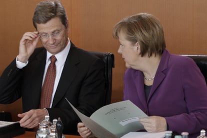 La canciller Merkel y el titular de Exteriores, Guido Westerwelle, ayer en Berlín.