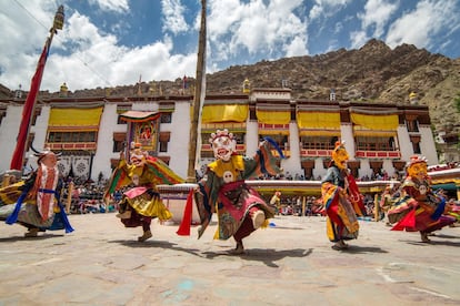 El baile religioso tibetano cham simboliza el triunfo del bien sobre el mal y se ejecuta por grupos de bailarines vestidos con trajes de seda y con el rostro cubierto por máscaras, en su mayoría de apariencia demoníaca. A los sones graves de las largas trompetas tibetanas y los chasquidos de los címbalos y los gongs, los artistas giran sobre sí mismos lentamente y se mueven en círculos que remiten a los mandalas de la cosmología budista del <a href="https://elviajero.elpais.com/tag/tibet/a" target="_blank">Tíbet</a>. Dado la represión que sufre cualquier movimiento cultural en el Tíbet chino, las danzas tibetanas más auténticas se pueden disfrutar hoy en los festivales en los monasterios de Ladakh, el Tíbet Indio, como en el importante <a href="https://www.ladakh-leh.com/festivals/hemis-tse-chu.html" target="_blank">Festival Tse Chu</a> que tiene lugar en el mes de junio en el monasterio de Hemis, o en una lamasería de Bután. <br></br> En la imagen, una ceremonia de la danza cham en el monasterio de Hemis, en Ladakh (India).