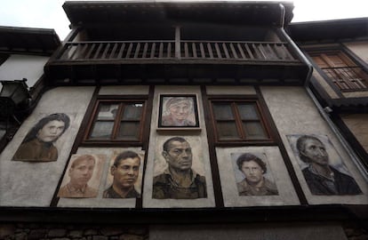 Varios de los 751 retratos que cuelgan en las fachadas de Mogarraz, Salamanca.