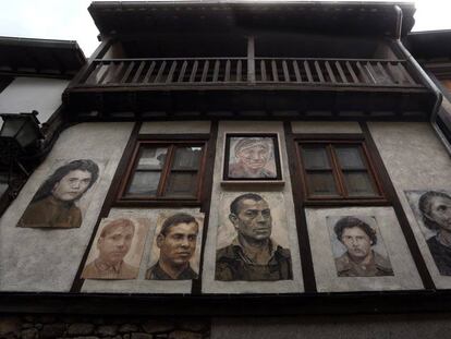 Varios de los 751 retratos que cuelgan en las fachadas de Mogarraz, Salamanca.