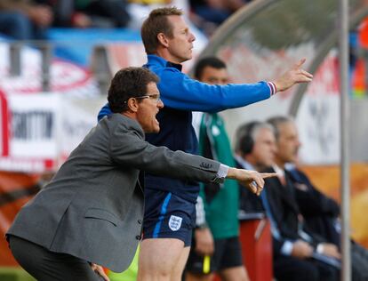 El seleccionador inglés Fabio Capello da órdenes a sus jugadores desde el banquillo.