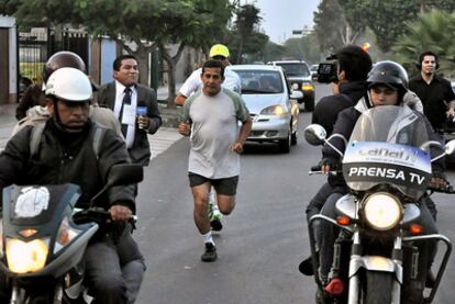 El candidato nacionalista Ollanta Humala corre a primera hora de la mañana de ayer, rodeado por varios equipos de televisión, en Lima.