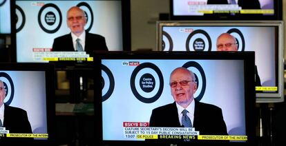 Rupert Murdoch, copresidente ejecutivo de Fox, hablando en Sky News, emitido en varios televisores de una tienda de Edimburgo (Escocia).