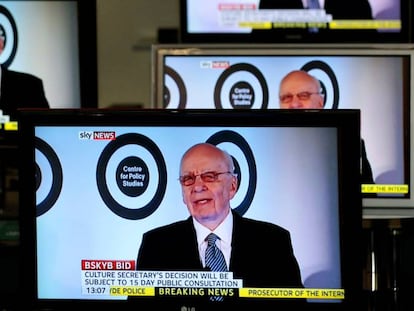 Rupert Murdoch, copresidente ejecutivo de Fox, hablando en Sky News, emitido en varios televisores de una tienda de Edimburgo (Escocia).