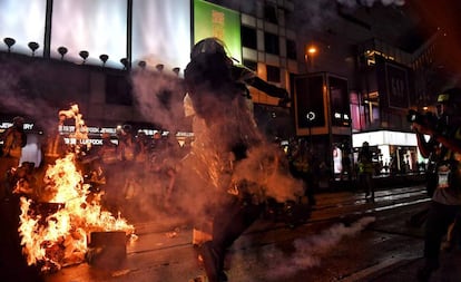 Enfrentamientos en Hong Kong, el sábado por la noche.