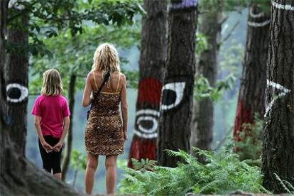 Turistas en el bosque de Oma en Kortezubi.