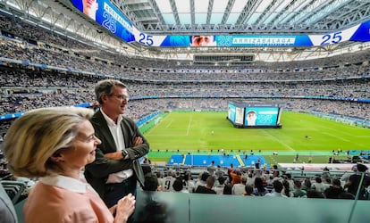 La presidenta de la Comisión Europea, Ursula von der Leyen, 
 junto al presidente del Partido Popular, Alberto Núñez Feijóo, presencian en el Santiago Bernabéu la final de la Champions  que Real Madrid y Borussia Dortmund disputaron en estadio de Wembley, el 1 de junio en Londres (Reino Unido). 