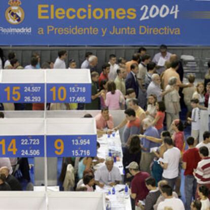 Un instante de la masiva votación de ayer en el Raimundo Saporta.