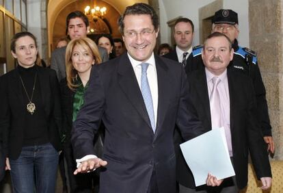Conde Roa llega a la comparecencia de prensa acompañado por su grupo municipal.