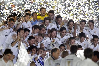 Los jugadores del Real Madrid posan durante la celebración del título de Liga.