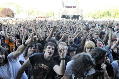 Centenares de asistentes a uno de los conciertos del festival musical Azkena Rock de Vitoria en 2012.