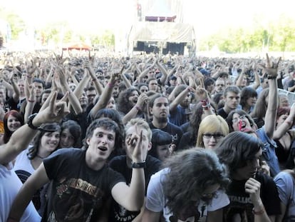 Centenares de asistentes a uno de los conciertos del festival musical Azkena Rock de Vitoria en 2012.