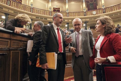 La vicepresidenta Elena Salgado dialoga con el peneuvista José María Azpiazu; a la derecha, Joan Ridao (ERC), Josep Antoni Duran (CiU) y Soraya Sáenz de Santamaría (PP), en el Pleno del Congreso.