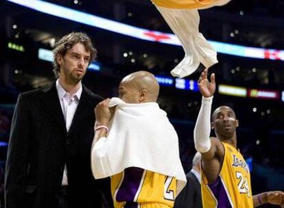 Gasol, junto a Fisher durante el partido contra Memphis. A la derecha, Bryant.