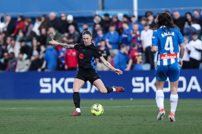 Mapi León saca una falta en el partido de Liga contra el Espanyol en el que se produjeron los hechos.