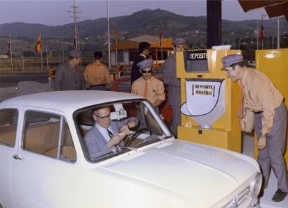 Primer cliente en el tramo Montgat-Mataró de la antigua autopista A-19, en el año 1969.