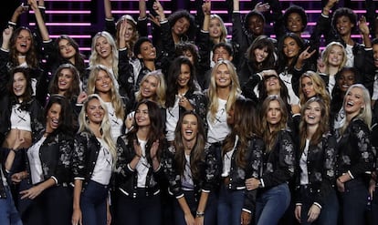 Las modelos de Victoria's Secret posan en el Mercedes-Benz Arena de Shanghai.