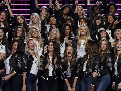 Las modelos de Victoria's Secret posan en el Mercedes-Benz Arena de Shanghai.