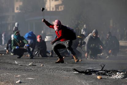 Un manifestante palestino utiliza una honda para arrojar piedras hacia las tropas israelíes, en Beit El.