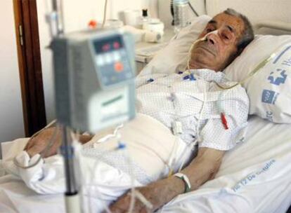 Agapito García, tras la intervención para extraerle las pinzas que los médicos le dejaron en el abdomen.
