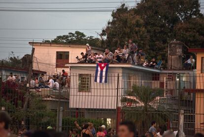 Los seguidores cubanos buscan un espacio entre las azoteas de las casas cercanas a la Ciudad Deportiva para poder mirar el concierto de los Rolling Stones en La Habana.