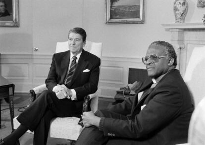 Desmond Tutu es recibido en la Casa Blanca por el entonces presidente Ronald Reagan, el 7 de diciembre de 1984. El encuentro coincidió con una creciente presión interna contra la política de compromiso constructivo de la Administración estadounidense respecto a Sudáfrica y con ataques a la misma del propio Tutu, para quien la actitud norteamericana estimulaba la política de ‘apartheid’ seguida por la minoría gobernante blanca en su país.
