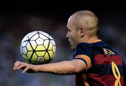 Andrés Iniesta controla el balón con el brazo durante el partido contra el Betis. 