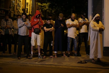 Un grupo de musulmanes rezan en las inmediaciones de la mezquita donde se ha producido el suceso. 