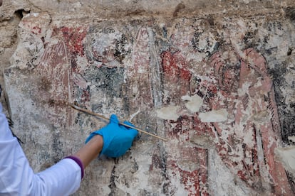 Una restauradora rescata las pinturas de la Iglesia de San Miguel recuperada tras la intervenciones arqueológicas del templo. 