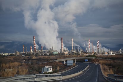 Emisiones de vapor en la petroquímca de Tarragona.