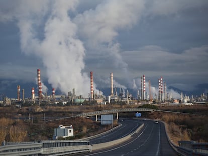 Emisiones de vapor en la petroquímca de Tarragona.