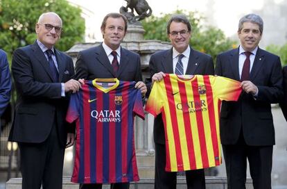 Artur Mas, presidente de la Generalitat, y Sandro Rosell, presidente del Barça, posan con las nuevas equipaciones del conjunto azulgrana