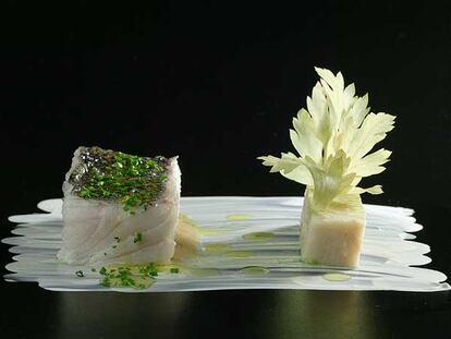 Uno de los platos que Juan Mari Arzak presentó en Madrid Fusión: merluza sobre arcilla blanca adornada con perejil sin clorofila.