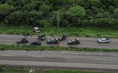 Camionetas del Ejército Mexicano acuden a la carretera México 15, donde algunos elementos fueron agredidos, el 12 de septiembre en Culiacán.