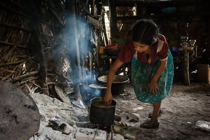 López todavía tiene harina fortificada y alimentos variados en su despensa gracias a la ayuda recibida. Cada día, prepara la sopa del suplemento alimenticio en su cocina para dársela a sus hijos y tomarla ella misma, pues todavía da el pecho a su bebé.