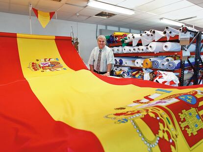La bandera española se puede comprar al peso en una tienda de retales.