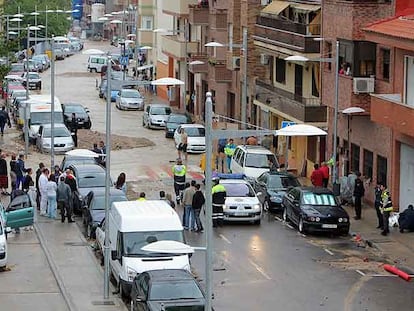 Vecinos de la avenida de Vicálvaro, en Coslada, observan el lugar donde los familiares de una mujer encontraron su cadáver, arrastrado por la riada.