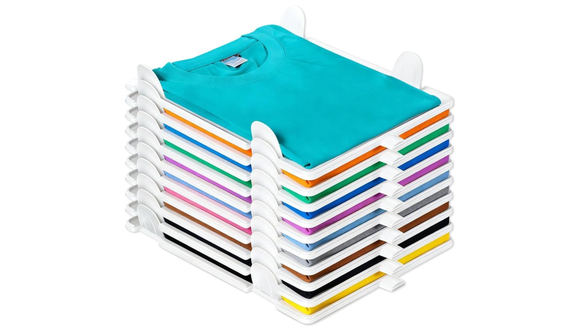 Organizador de armario para ordenar camisetas.
