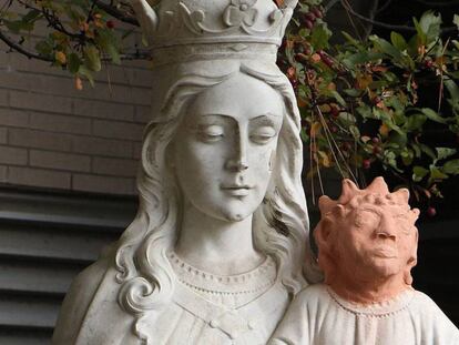 La estatua restaurada en una iglesia de Sudbury, en Ontario.