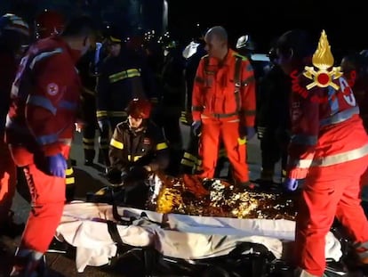 Corinaldo (Italy), 08/12/2018.- A handout image grabbed from a video made available by by the Italian Fire Department (Corpo Nazionale Vigili Del Fuoco) shows emergency personnel attending the victims of a stampede at a nightclub in Corinaldo, near Ancona, Marche Region, central Italy, 08 December 2018. A stampede at a nightclub has killed six people and injured more than 100, after someone probably caused panic with a stinging spray. The incident took place at a packed club hosting a concert by popular Italian rapper Sfera Ebbasta. (Incendio, Italia) EFE/EPA/ITALIAN FIRE DEPARTMENT HANDOUT -- BEST QUALITY AVAILABLE -- HANDOUT EDITORIAL USE ONLY/NO SALES