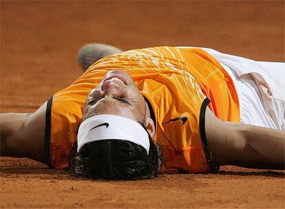 Tras el triunfo en Montecarlo, el español continúa arrasando en Barcelona. En la final del trofeo Conde de Godó de 2005, Nadal bate a Juan Carlos Ferrero por 6- 1, 7- 6 , 6- 3.