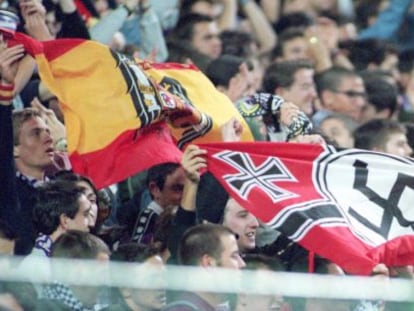 Aficionados del Madrid con banderas franquistas y nazis con la esv&aacute;stica. 