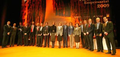 Los premiados junto con los patrocinadores y el jurado de los Premios Cinco Días. En el centro, la ministra de Ciencia e Innovación, Cristina Garmendia