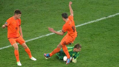 Huntelaar y Van Persie, en una ocasión fallida.