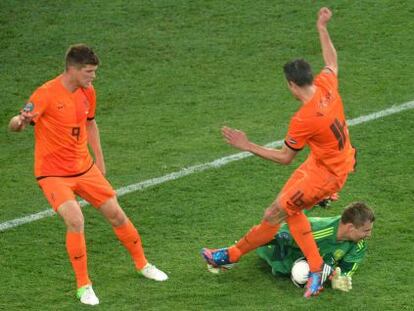 Huntelaar y Van Persie, en una ocasión fallida.