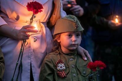 Una niña vestida con un uniforme de la Segunda Guerra Mundial asistía a la conmemoración del 81 aniversario de la Operación Barbossa, la invasión alemana de la Unión Soviética, en la Tumba del Soldado Desconocido en Moscú, este miércoles.