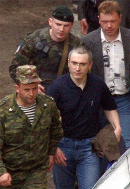 Jodorkovski (centro), escoltado a la salida del tribunal de Moscú.