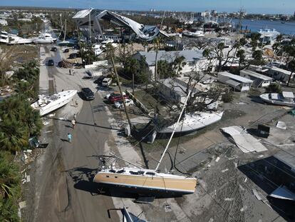 Barcos arrastrados tras el paso del huracán en la zona de San Carlos, en Fort Myers (Florida). Las cifras preliminares de muertes por la destrucción ocasionada a causa del huracán 'Ian' en Florida se elevan al menos a 15 personas, según varios medios de EE UU como CNN, que ha hecho un balance este jueves en base a informaciones de autoridades locales. 