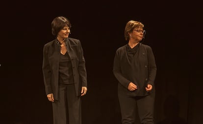 Chantal Maillard y Piedad Bonnett, el 20 de octubre de 2018, en el recital de clausura del Festival de Poesía Irreconciliables de Málaga, que dio lugar al libro 'Daniel. Voces en duelo'. CORTESÍA FESTIVAL POESÍA IRRECONCILIABLES /