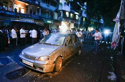 Un vehículo afectado por la bomba en la zona de Dadar, en Bombay.